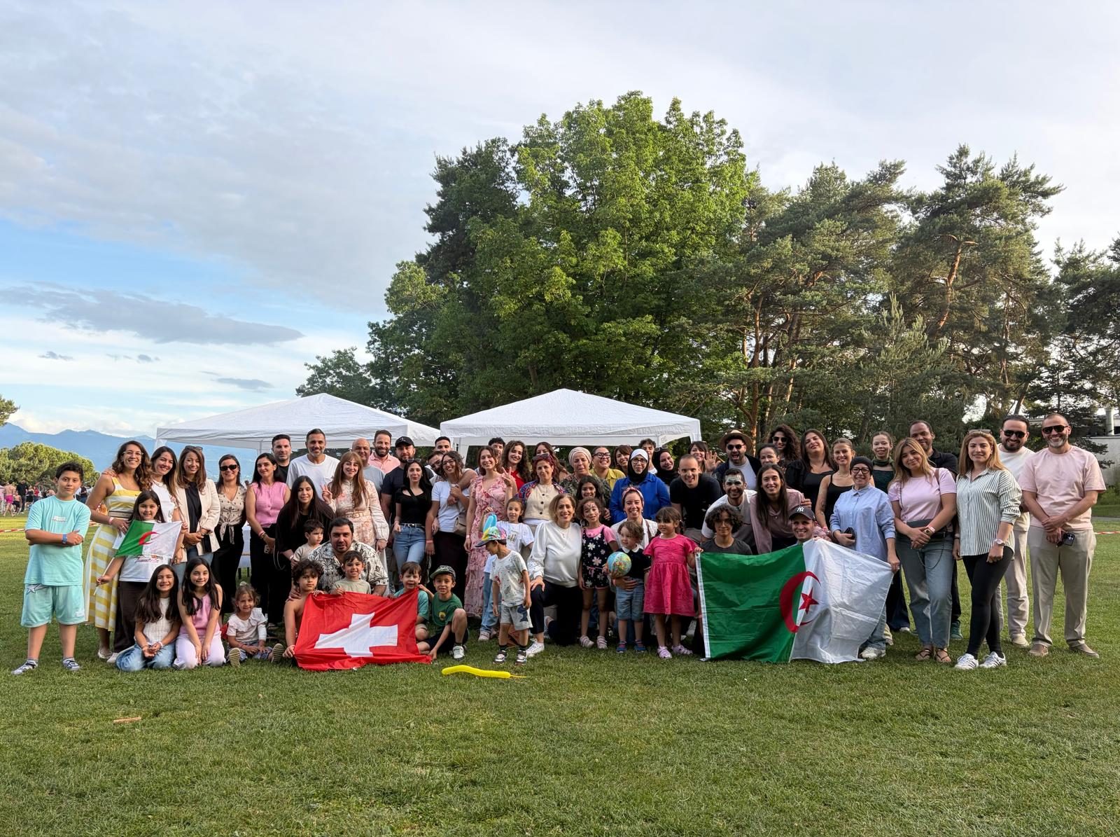 Membres de la Swiss Algerian Community réunis avec les drapeaux suisse et algérien